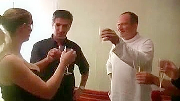 Francesa Gordinha em Orgia de Aniversário com Anal, DP e Gozada na Boca