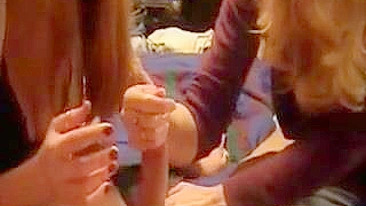 MILF Esposa e Amiga Masturbando o Marido em Ménage Swinger