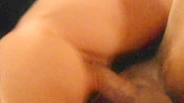 MILF Interracial Fodida por Negão e Amigo em Suruba Caseira