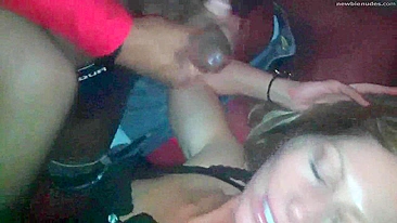 Orgia Interracial de MILF com Gozada e Esposa Swinger em Sexo Grupal Amador