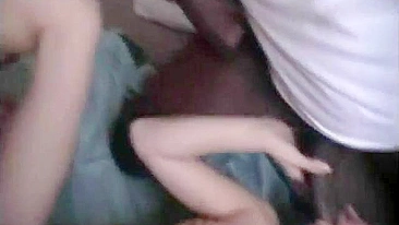 Morena MILF em Sexo Grupal Selvagem com Marido e Amigos