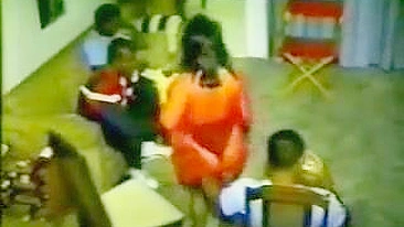 Gangbang Interracial com MILF Peituda e Marido Corno