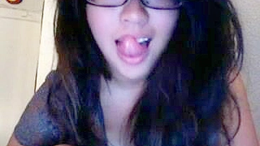 Namoradas Asiáticas Morenas em Trio Lésbico Caseiro na Webcam