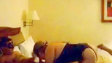 Mãe MILF Swingueira Leva Duas Picas em Ménage Caseiro