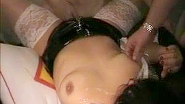 Esposa em orgia bagunçada com 16 machos de meia-calça