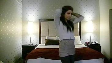 Sydney & Brittania em Trio Bissexual com Gozada Facial em Grupo