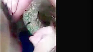 Trio ao Ar Livre com Morenas em Gangbang Público Amador