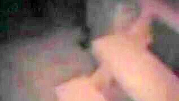 Morena em Ménage Lésbico com Boquetes e Sexo em Grupo Amador