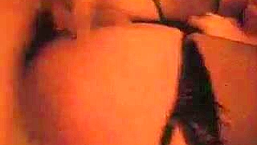 Gangbang Caseiro com MILF Morena, Esposa e Amigo em Orgasmo Anal