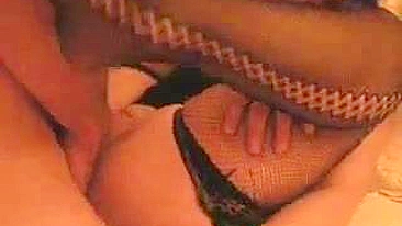 Gangbang Caseiro com MILF Morena, Esposa e Amigo em Orgasmo Anal