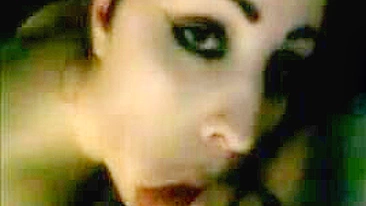 Namorada Emo Amadora Chupa em Pornô Caseiro com Gozada e Suruba