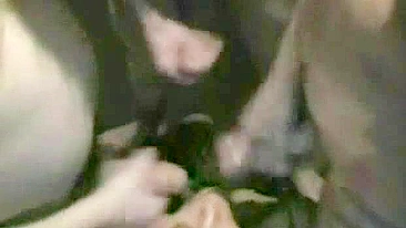 MILF Swingueira Leva Gozadas na Cara em Orgia Amadora