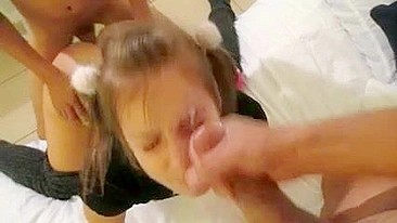 Swingers Teens Amadores em Trio Caseiro com Gozada na Boca e Suruba