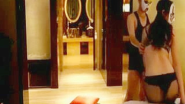 Asiática Peitudinha Safada Fode Dois Caras em Gangbang Amador