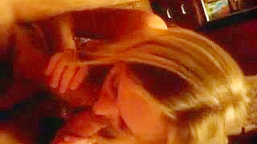 Vídeo Pornô Caseiro - Russa Safada Chupa Duas Rolas em Trio com Swingueiros