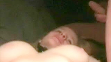 Esposa Safada em Ménage com Peitões e Marido Corno