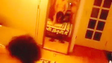 MILF Morena Ganhando Creampie em Ménage Caseiro com Meias