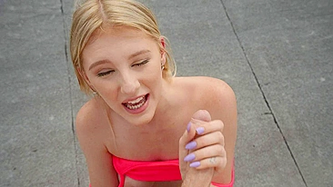 Cara apalpa os peitões XXX da Melody Marks antes do boquete pornô