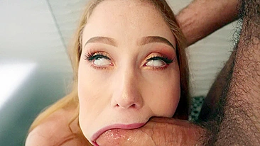 Jovem pálida recebe ator pornô bronzeado no chuveiro pra boquete XXX