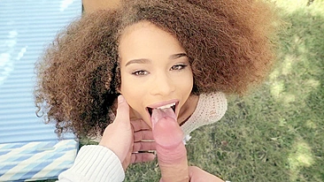 Garota pornô negra elegante não quer tirar o pau XXX da boca