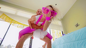 Gigante alto apimenta sexo com loira em posições foda variadas