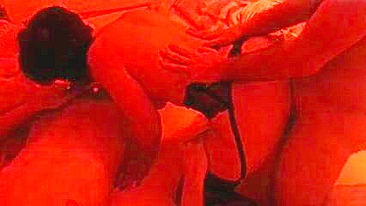 MILF Casada Troca Gozada com Melhor Amigo do Marido em Ménage Amador