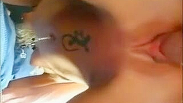 MILF Gangbanged com Pernas Apertadas em Ménage Caseiro