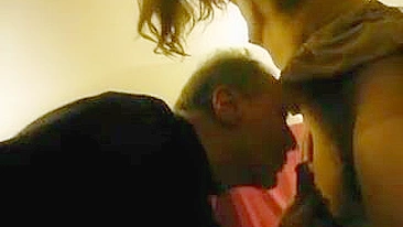 Esposa de Swing Bissexual em Meia-Calça de Nylon Corneia o Marido Casado