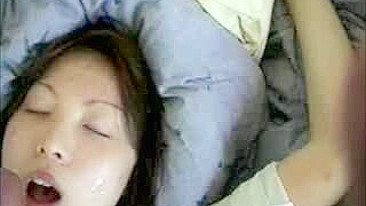 Japonesa Amadora Leva Gozada no Rosto em Ménage