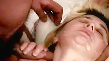 MILF Loira Leva Gozadas em Ménage Amador com Swing