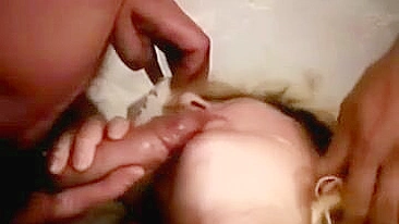 MILF Loira Leva Gozadas em Ménage Amador com Swing