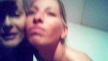 Namoradas Loiras Compartilham Trio Amador com Gozadas e Faciais