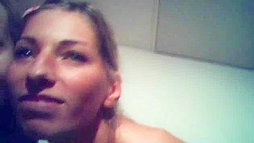 Namoradas Loiras Compartilham Trio Amador com Gozadas e Faciais