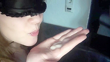 Adolescente Alemã Safada Ganha Facial e Engole no Aniversário