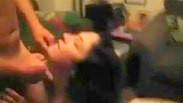 Vídeo Caseiro - Esposa Puta em Ménage Selvagem com Gozadas e Faciais