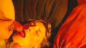 MILF Magrinha de Peitos Pequenos Ganha Duas Gozadas na Cara