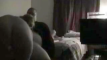 Trio Amador - Duas Gatas e um Cara em Sexo Grupal Caseiro