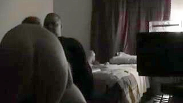 Trio Amador - Duas Gatas e um Cara em Sexo Grupal Caseiro