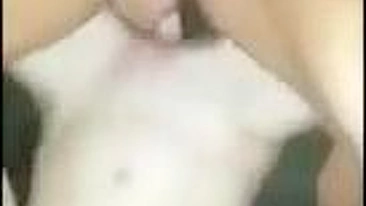 Ménage Lésbico Amador com Dildos e Compartilhando Pau