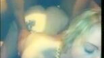 Loira Amadora Leva Dois Paus Pretos em Ménage Caseiro