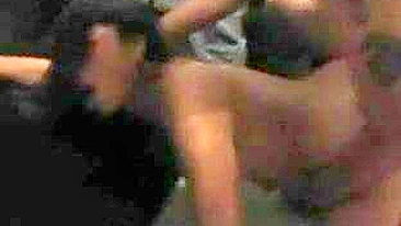 Esposa Asiática Corno em Ménage com Paus Novos e Swingueiros