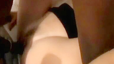 Gangbang Interracial - Esposa Branca em Trio Caseiro Amador com Paus Pretos Grandes