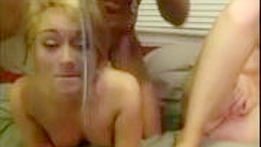 Touro Negro Fode Gatas Brancas em Ménage Amador