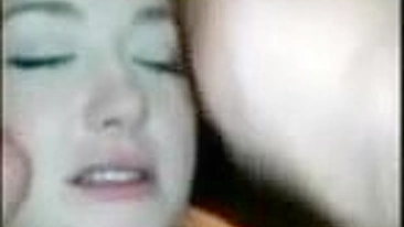 Puta Amadora Leva Duas Gozadas no Rosto em Ménage Caseiro