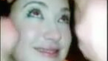 Puta Amadora Leva Duas Gozadas no Rosto em Ménage Caseiro