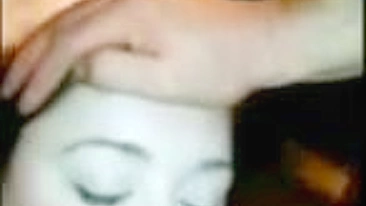 Puta Amadora Leva Duas Gozadas no Rosto em Ménage Caseiro