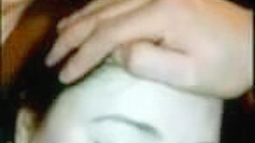 Puta Amadora Leva Duas Gozadas no Rosto em Ménage Caseiro