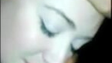 Puta Amadora Leva Duas Gozadas no Rosto em Ménage Caseiro