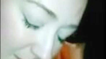 Puta Amadora Leva Duas Gozadas no Rosto em Ménage Caseiro