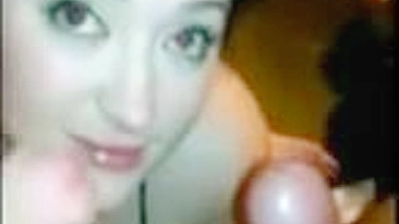 Puta Amadora Leva Duas Gozadas no Rosto em Ménage Caseiro